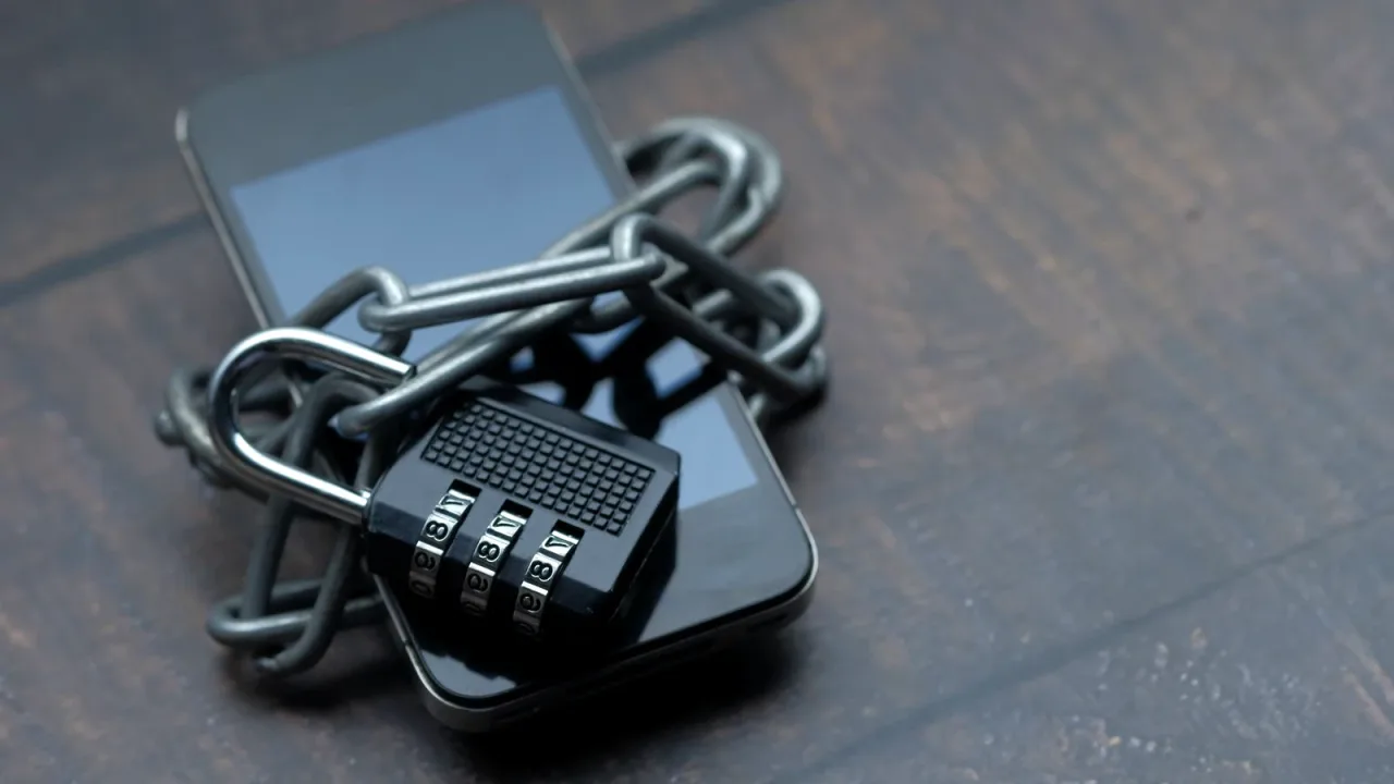 Zincir ve kilitle sarılı akıllı telefon