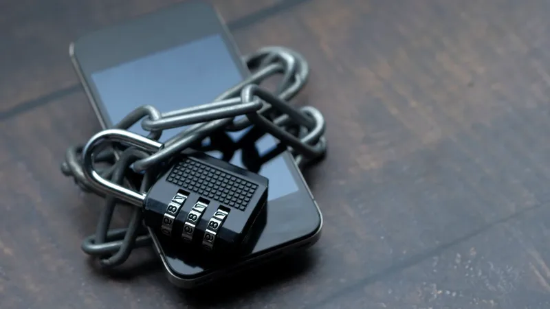 Zincir ve kilitle sarılı akıllı telefon